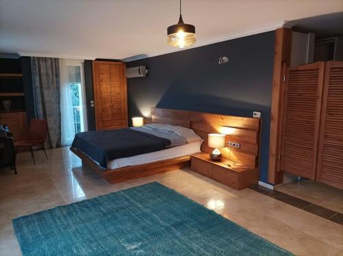 1 dormitorio con cama y pared azul en modern house in perfect location en Alanya