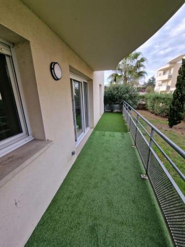 un couloir avec une horloge sur le côté du bâtiment dans l'établissement appartement t3, à Argelès-sur-Mer