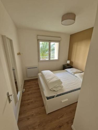 - une chambre avec un lit et une fenêtre dans l'établissement appartement t3, à Argelès-sur-Mer
