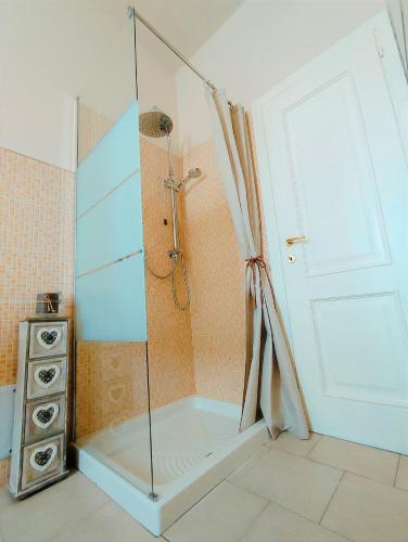 eine Dusche mit Glastür im Bad in der Unterkunft Stanza privata a Brescia in Brescia