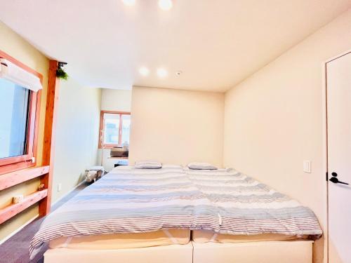 a bedroom with a large bed in a room at 池袋Apila in Tokyo