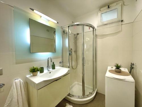 Ένα μπάνιο στο Relax Vista Mare con A/C, Wi-Fi & Free Parking.