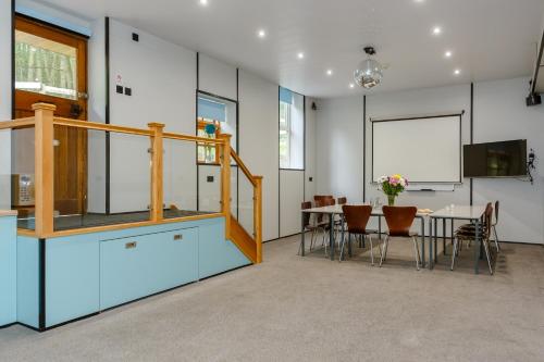 - une cuisine et une salle à manger avec une table et des chaises dans l'établissement Cote Ghyll Mill at Osmotherley, à Ingleby Arncliffe