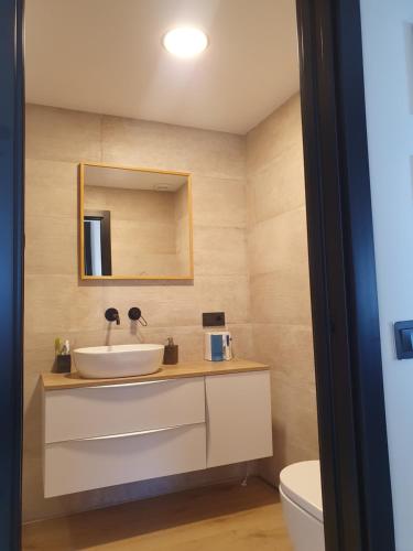 a bathroom with a sink and a mirror at El vigía de cadiz in Cádiz