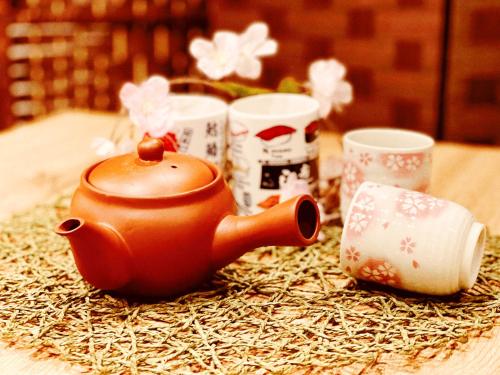 an orange teapot and some cups on a table at 距离Namba Shinsaibashi麗子民宿 in Osaka