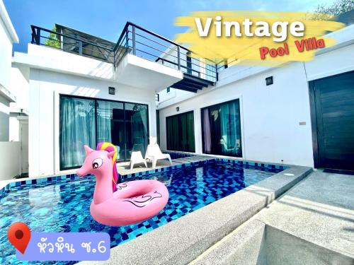 ein Haus mit einem Pool mit einem rosa Flamingo im Wasser in der Unterkunft Hua Hin Pool Villa Modern Cool - Fill Feel in Hua Hin