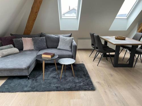a living room with a couch and a table at Gemütliche & zentrale Wohnung in der Stadt Zürich in Zurich