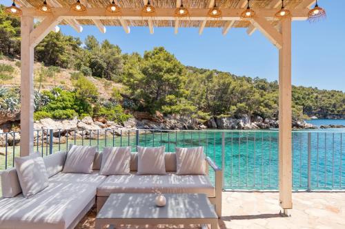 eine Terrasse mit einem Sofa und Blick auf das Wasser in der Unterkunft La Villa Bleue Secluded Hvar Beach House in Zastražišće