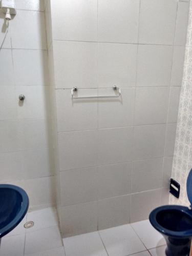 a bathroom with two sinks and a shower at Pousada Edson in Caraguatatuba