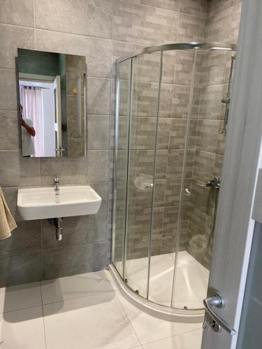 een badkamer met een douche en een wastafel bij Msida Suites in Msida