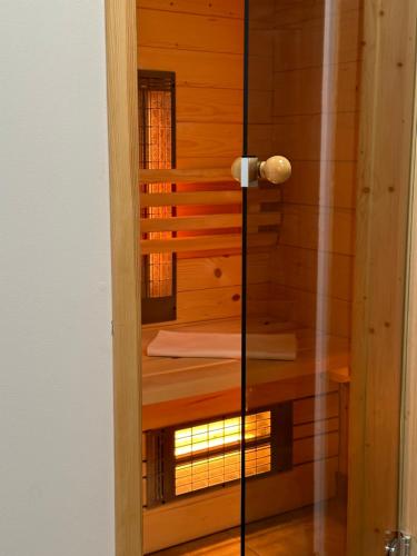 eine Sauna mit Fenster in einem Holzzimmer in der Unterkunft Ribno Luxury Glamping in Bled