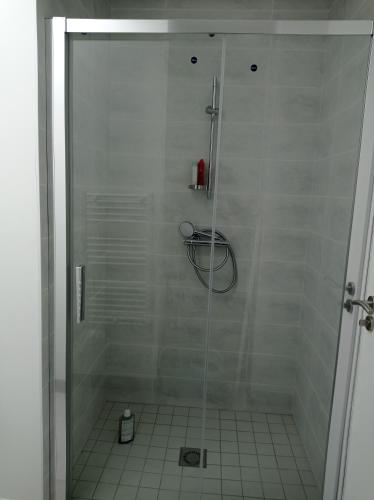 une douche avec une porte vitrée dans une salle de bain dans l'établissement Maison neuve - Mesquer - Plage, Rando, Vélo, à Mesquer