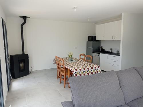 un soggiorno con tavolo e cucina di Maison neuve - Mesquer - Plage, Rando, Vélo a Mesquer
