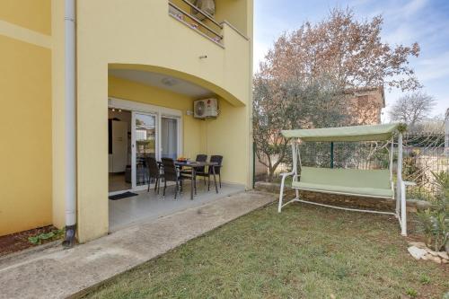 Cette maison dispose d'une terrasse avec une table et des chaises. dans l'établissement Villa Rondine Apartments - Happy Rentals, à Novigrad