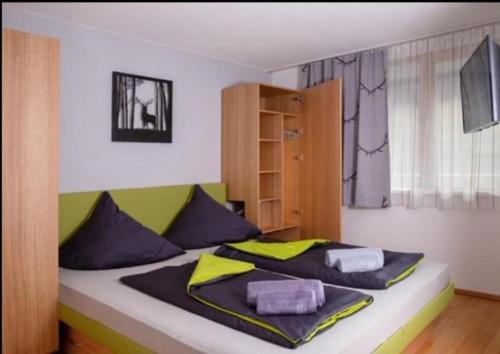 um quarto com uma cama com duas almofadas em Mountain Deluxe em Bartholomäberg