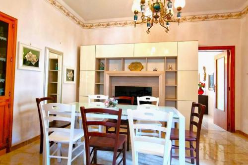 une salle à manger avec une table, des chaises et une cheminée dans l'établissement Trekking Lovers Vacation Home with Town View, à Minori