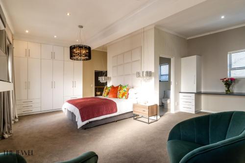 Cape Town的住宿－The Jewel B&B，一间卧室配有一张床和两把椅子