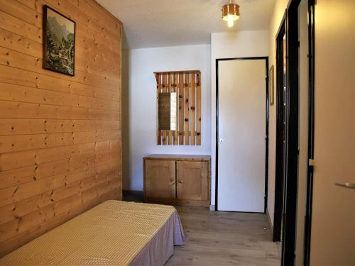 a room with a bed and a mirror and a door at Appartement 2 pièces cabine, 100m pistes, parking gratuit - FR-1-297-127 in Auris