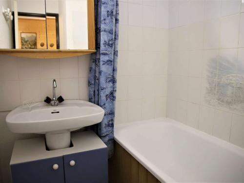 a bathroom with a sink and a bath tub at Appartement 2 pièces cabine, 100m pistes, parking gratuit - FR-1-297-127 in Auris