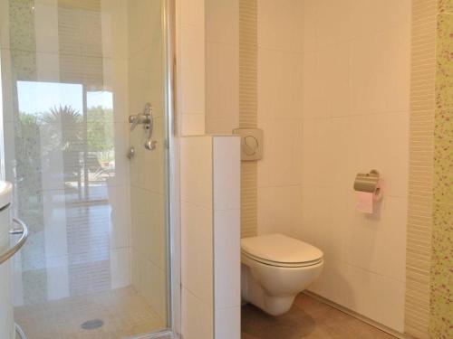 une salle de bain avec toilettes et douche dans l'établissement Maison climatisée avec piscine privée, 5 pièces, 7 couchages à 15 min des plages de Vallauris - FR-1-252-103, à Vallauris