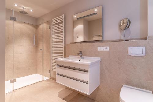 a bathroom with a sink and a shower at Penthouse Penthouse Skipperhuset in Sankt Peter-Ording