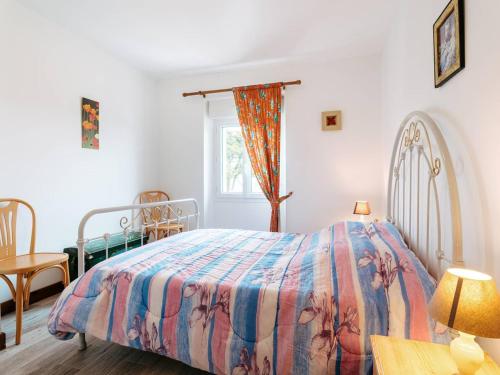 カルナックにあるAppartement lumineux à Carnac - 3 pièces, 54m² - Proche plage et commerces, stationnement inclus - FR-1-477-100のベッドとテーブルと窓のある寝室