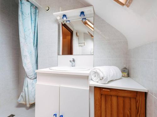a bathroom with a sink and a mirror at Appartement Carnac, 3 pièces, 4 personnes - FR-1-477-100 in Carnac