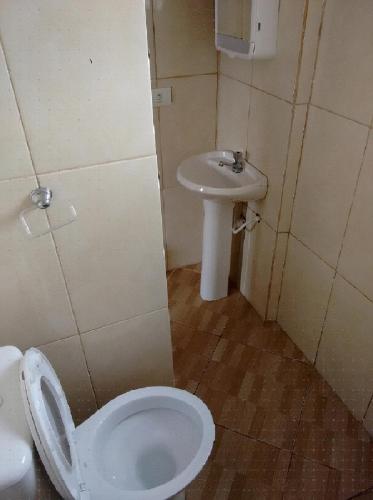 a bathroom with a toilet and a sink at Pousada Edson in Caraguatatuba