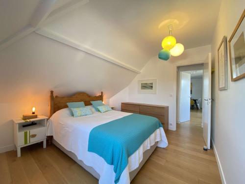 une chambre avec un grand lit avec des draps bleus et blancs dans l'établissement Appartement moderne 3 chambres avec terrasse et parking au centre de La Baule, proche mer - FR-1-245-147, à La Baule