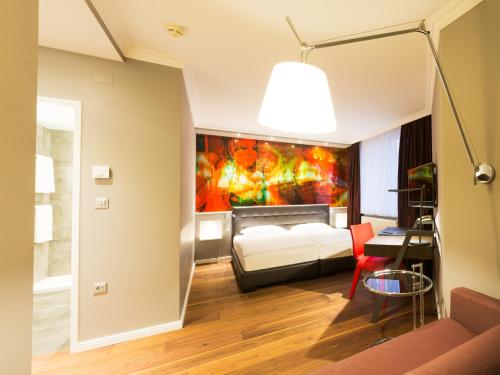 a living room with a bed and a table at Der Wilhelmshof in Vienna