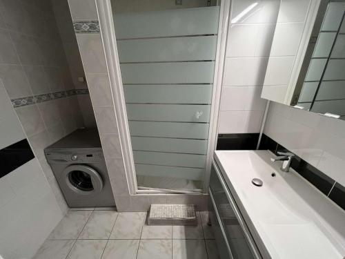 Kúpeľňa v ubytovaní Appartement T3 Climatisé, 2 Chambres, Balcon, Parking, Proche Plage, Lave-linge - FR-1-702-22