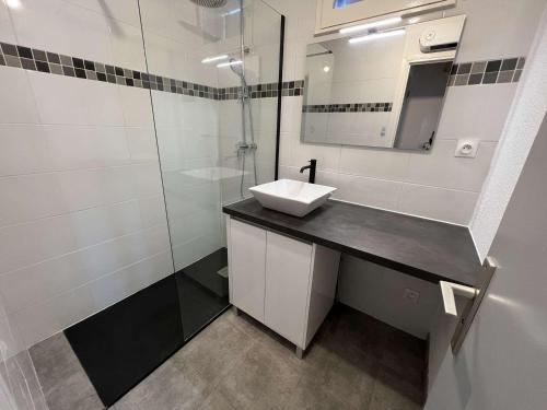 Kúpeľňa v ubytovaní Appartement T2 Cabine, Rez-de-Jardin, Parking, Lave-Linge, Terrasse, Accès Plage à 30m - FR-1-702-16