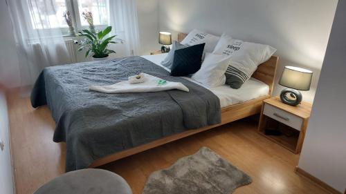 sypialnia z łóżkiem z ręcznikiem w obiekcie Apartament Mar&Mel w mieście Głuchołazy
