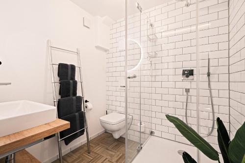 a bathroom with a toilet and a glass shower at Einzimmerwohnung in Seenähe klimatisiert in Friedrichshafen