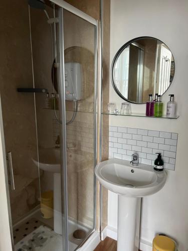 een badkamer met een wastafel en een douche bij Wentworth guesthouse in Whitby
