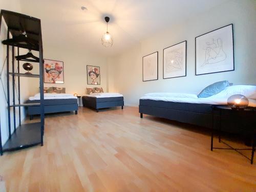 Cette chambre spacieuse dispose de 2 lits et de parquet. dans l'établissement Apartment Schützenwiese, à Hildesheim