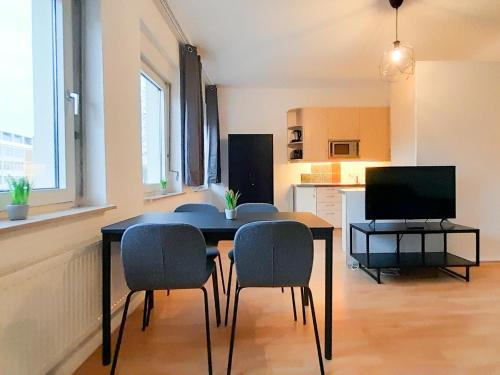 sala de estar con mesa y sillas y cocina en Apartment Schützenwiese, en Hildesheim