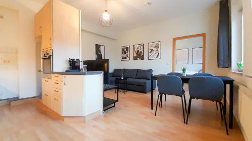 - un salon avec un canapé, une table et des chaises dans l'établissement Apartment Schützenwiese, à Hildesheim