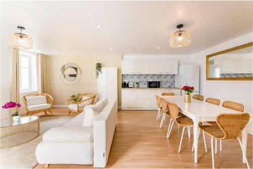 ein Wohnzimmer mit einem weißen Tisch und Stühlen in der Unterkunft Cosy 4 Bedrooms 2 Bathr Apartment - Champs Elysées in Paris