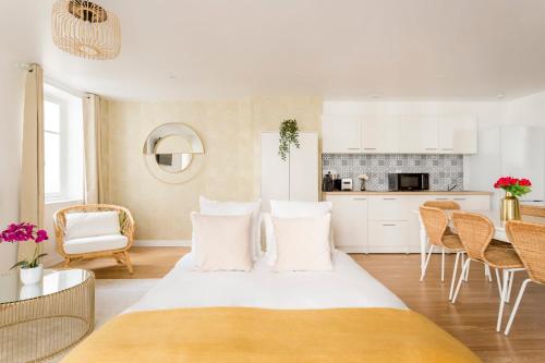 1 Schlafzimmer mit einem großen Bett und einer Küche in der Unterkunft Cosy 4 Bedrooms 2 Bathr Apartment - Champs Elysées in Paris