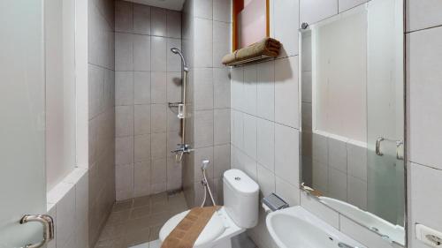 uma pequena casa de banho com WC e chuveiro em PETA HOSTEL Bandung em Bandung