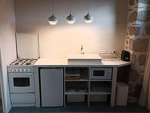 Kuchyňa alebo kuchynka v ubytovaní Chambre indépendante - style studio - avec jardin à la campagne