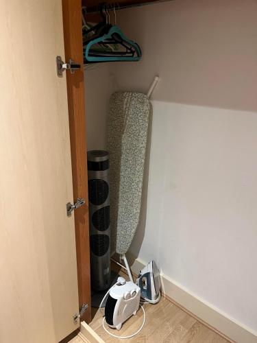 ein Zimmer mit einer Tür, die zu einem Zimmer mit einer Apertur führt in der Unterkunft Large Room and Private Bathroom in London