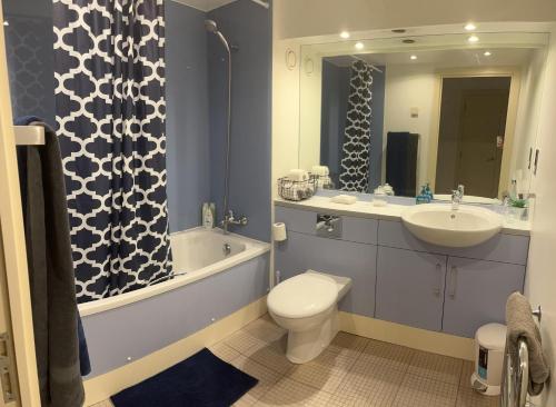 ein Badezimmer mit einem Waschbecken, einem WC, einer Badewanne und einem Waschbecken in der Unterkunft Large Room and Private Bathroom in London