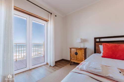 1 dormitorio con 1 cama y balcón con vistas al océano en Casa da Azenha Deluxe en Santa Cruz