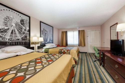 Habitación de hotel con 2 camas y TV en Super 8 by Wyndham Yreka, en Yreka