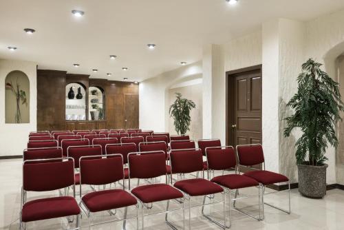 a lecture hall with red chairs and a podium at Wyndham Garden Obregon in Ciudad Obregón