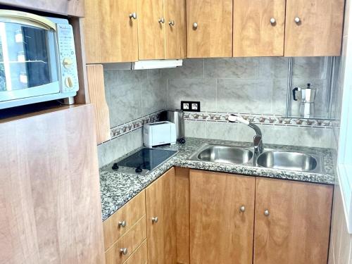 A kitchen or kitchenette at APARTBEACH ALBORAN 405 CON PISCINA y CLIMATIZADO