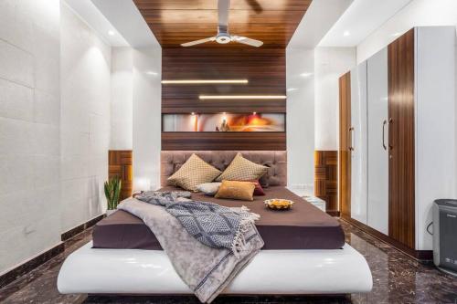 a bedroom with a large bed in a room at Homlee-Basement Flat with kitchen in Saket, South Delhi in New Delhi