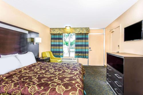 una camera d'albergo con letto e TV di Days Inn by Wyndham Fort Lauderdale Airport Cruise Port a Fort Lauderdale